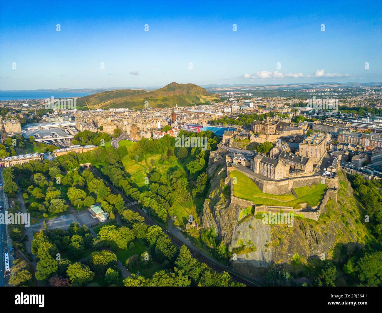 Luftaufnahme von Edinburgh Castle und Princes Street Gardens, Schottland, Großbritannien Stockfoto