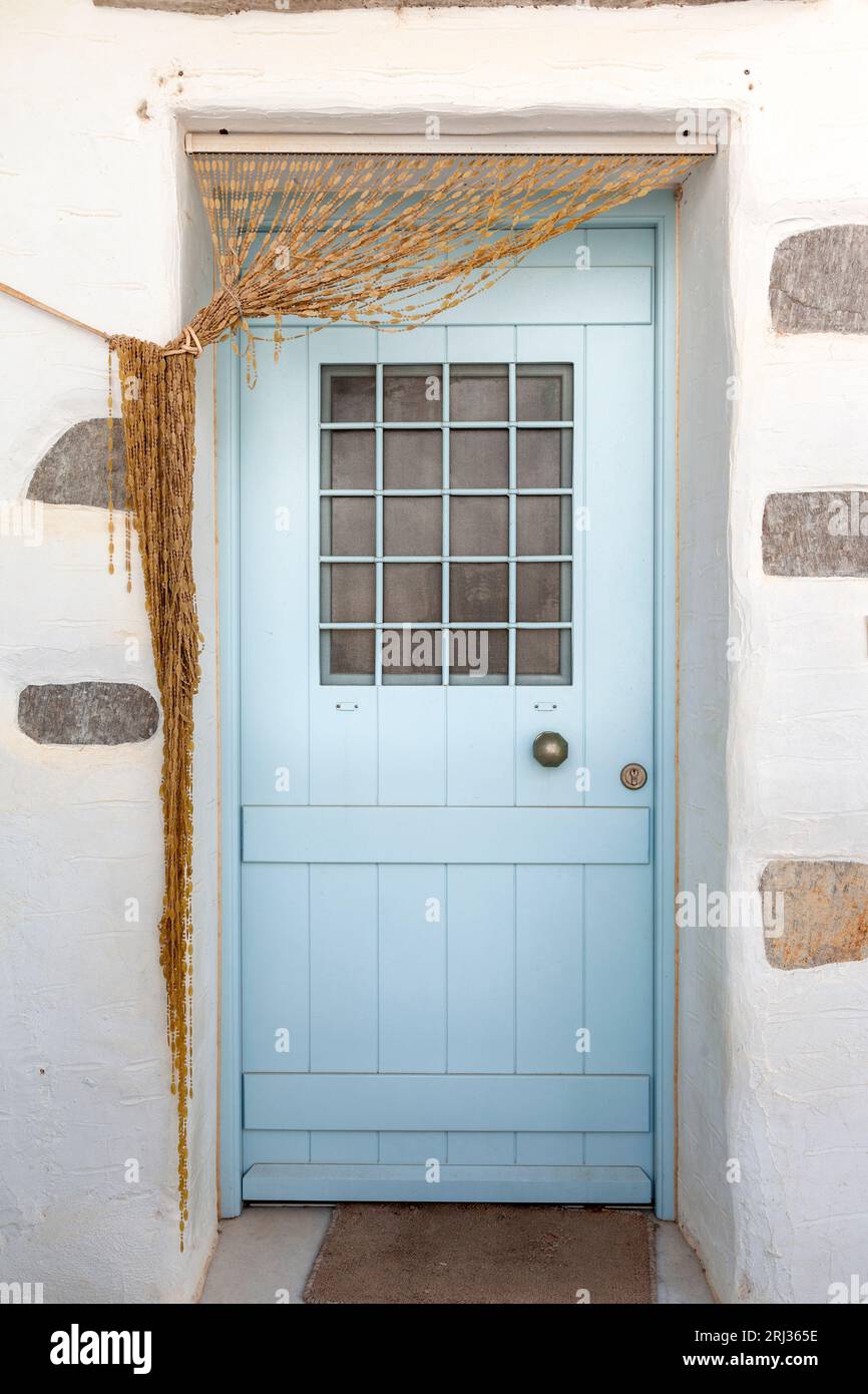 Traditionelle Holztür im malerischen Dorf Marpissa auf der Insel Paros, Kykladen, Griechenland, Europa. Stockfoto