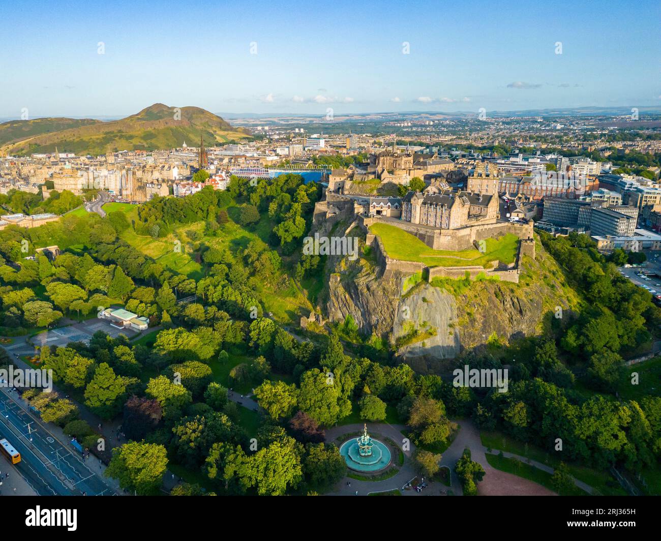 Luftaufnahme von Edinburgh Castle und Princes Street Gardens, Schottland, Großbritannien Stockfoto