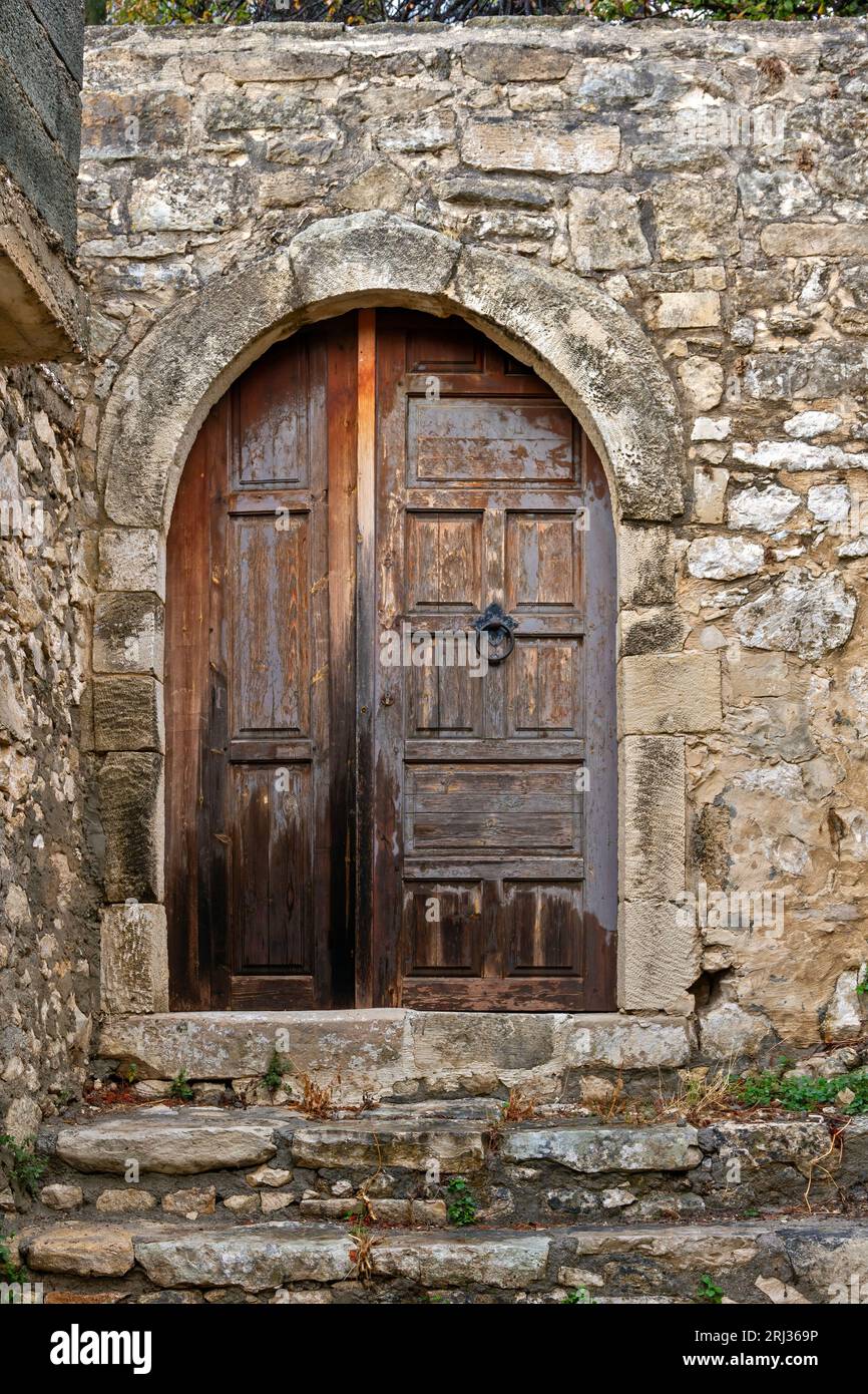 Alte Holztür mit Steinbogensturz in einem alten Herrenhaus in der Altstadt von Rethymno, auf der Insel Kreta, Griechenland, Europa. Stockfoto