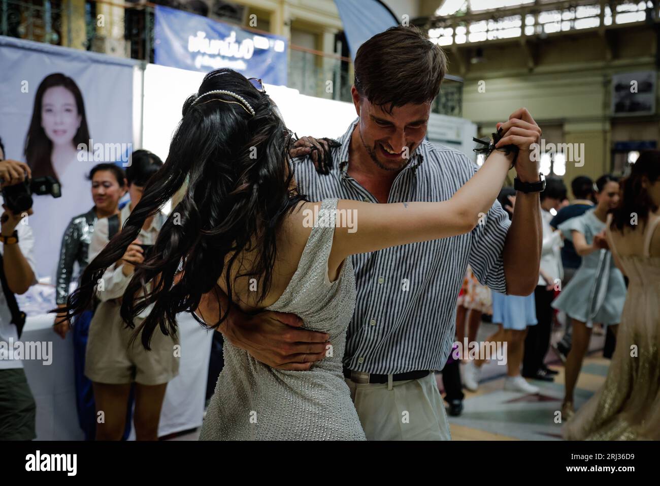 Bangkok, Thailand. August 2023. Die Leute schwingen tanzen während einer Vintage-Swing-Tanzparty am Hua Lamphong Bahnhof in Bangkok. Hunderte von thailändischen und ausländischen Tanzbegeisterten kleideten sich in Retro-Mode-Kostümen und verwandelten die Passagierhalle des hundertjährigen Bahnhofs Bangkoks in eine Tanzfläche einer von den 1930er Jahren inspirierten Swing-Dance-Party mit Swing-Jazz-Musik, die die sozialen Tänze fördern sollte. Die Swing Dancing Party wird von Bangkok Swing veranstaltet, einer Gemeinschaft einheimischer und ausländischer Swing-Tänzer. (Bild: © Wissarut Weerasopon/ZUMA Press Wire) NUR REDAKTIONELLE VERWENDUNG! Nicht für Co Stockfoto