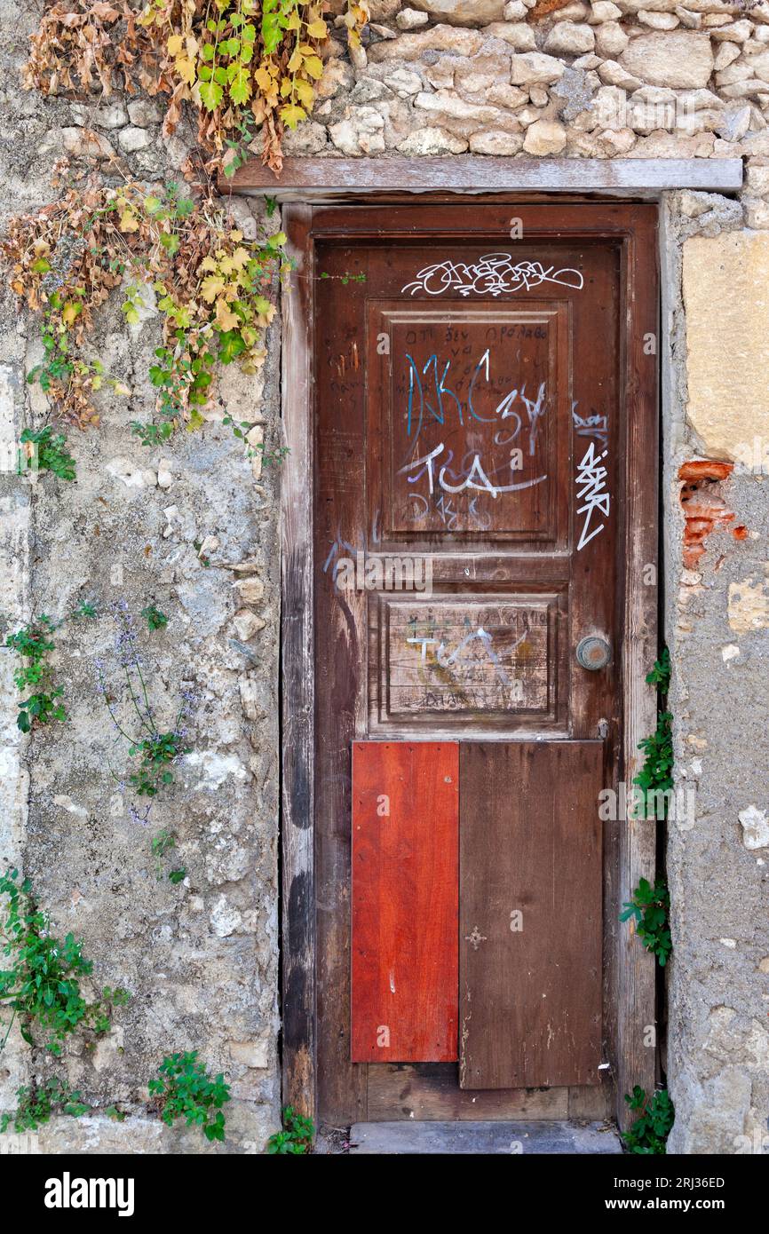 Alte Wetter Holztür an einem verlassenen alten Haus in der Altstadt von Rethymno, auf der Insel Kreta, Griechenland, Europa. Stockfoto