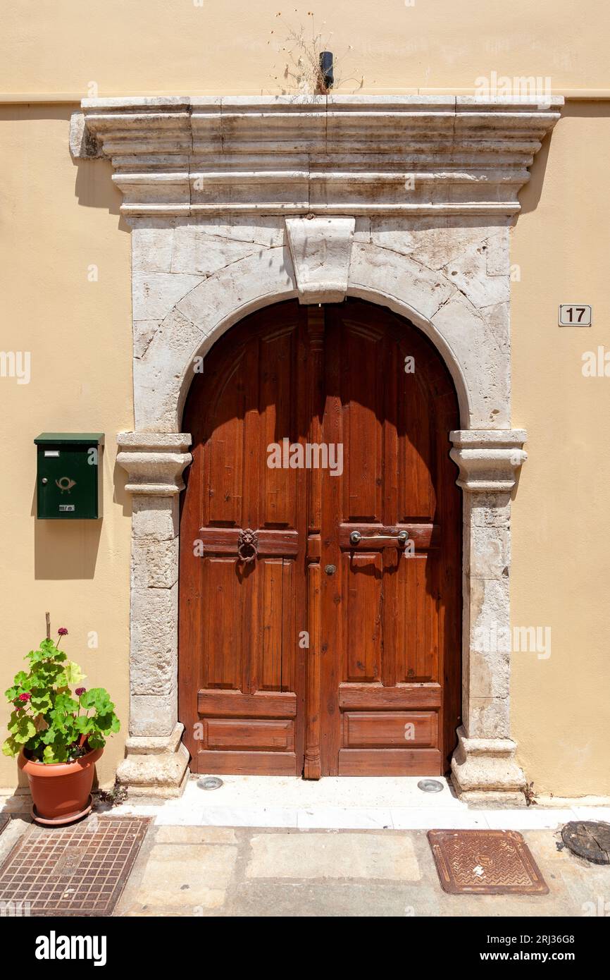 Alte Holztür mit Steinbogensturz in einem alten Herrenhaus in der Altstadt von Rethymno, auf der Insel Kreta, Griechenland, Europa. Stockfoto