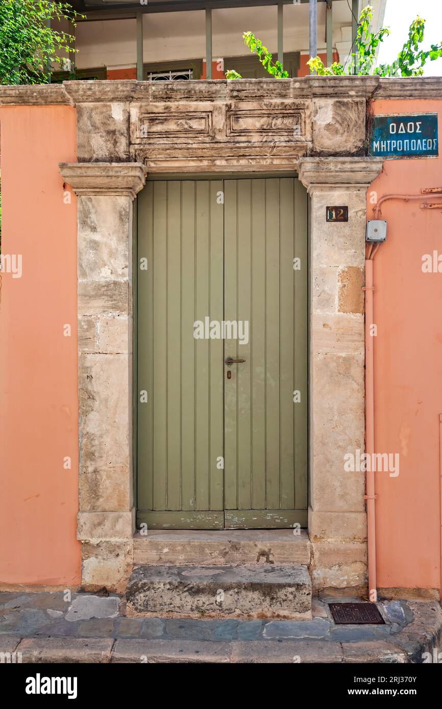 Wunderschöne Holztür in einem alten, traditionellen Herrenhaus mit Steinsturz, in der Altstadt von Ägina, auf der Insel Ägina, Griechenland, Europa. Stockfoto