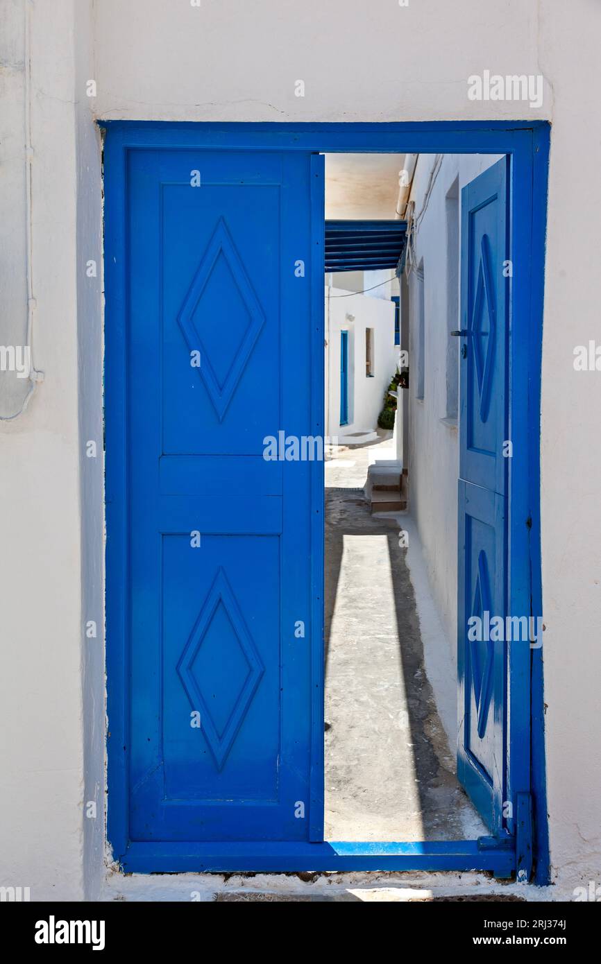 Traditionelle, blaue Holztür eines typischen Hauses auf den Kykladen, halb offen zur Terrasse des Hauses, auf der Insel Koufonisi, Kykladen, Griechenland, Europa Stockfoto