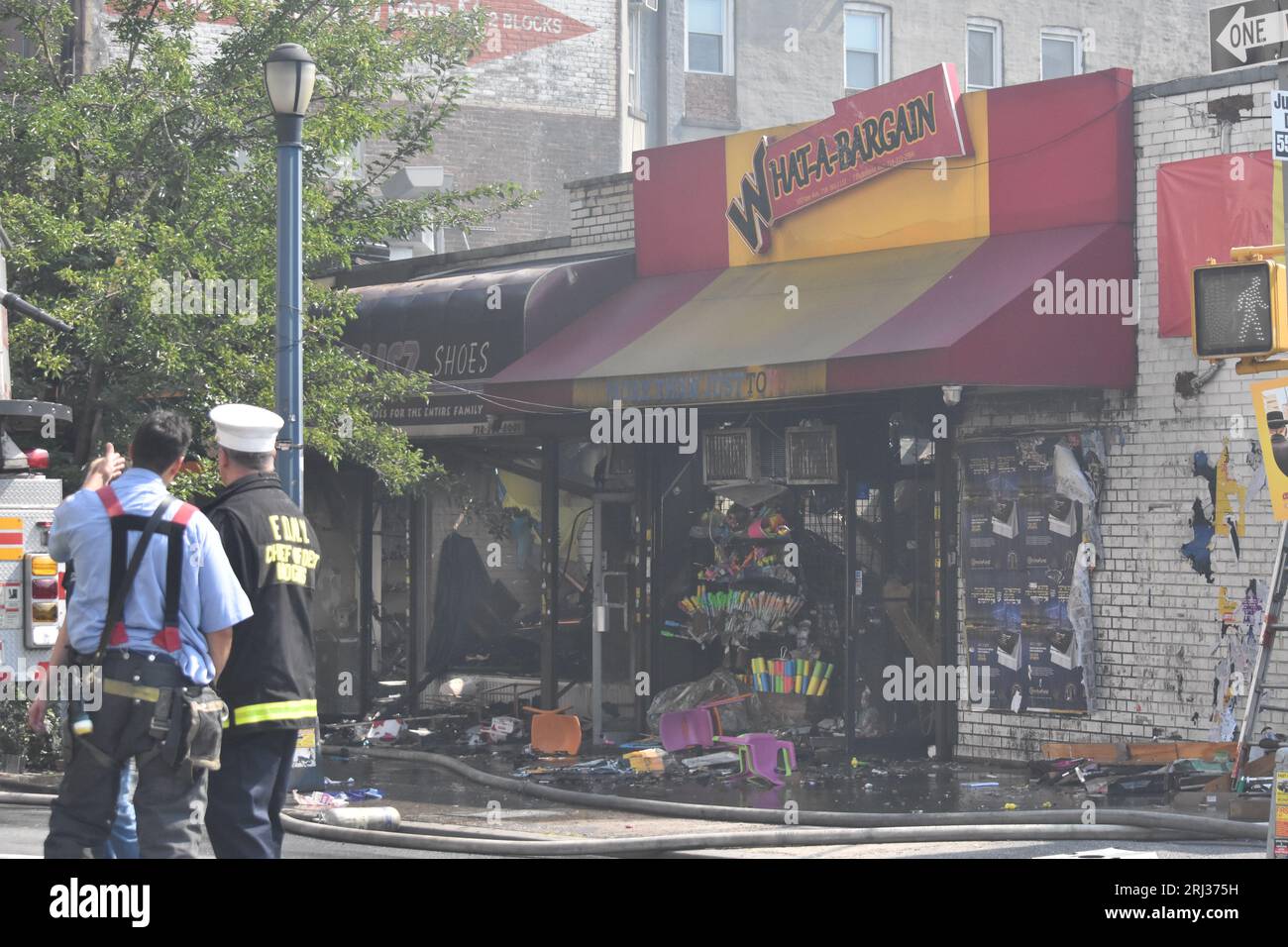 Brooklyn, Usa. August 2023. Trümmer und Schutt, die nach dem Brandeinschlag zurückbleiben. Ein 5-Alarm-Brand beschädigt mehrere Geschäfte auf der Lee Avenue in Brooklyn, New York. Mehrere Feuerwehrleute wurden verletzt und mehrere Gebäude wurden in Flammen versenkt und durch den Brand völlig zerstört. Quelle: SOPA Images Limited/Alamy Live News Stockfoto