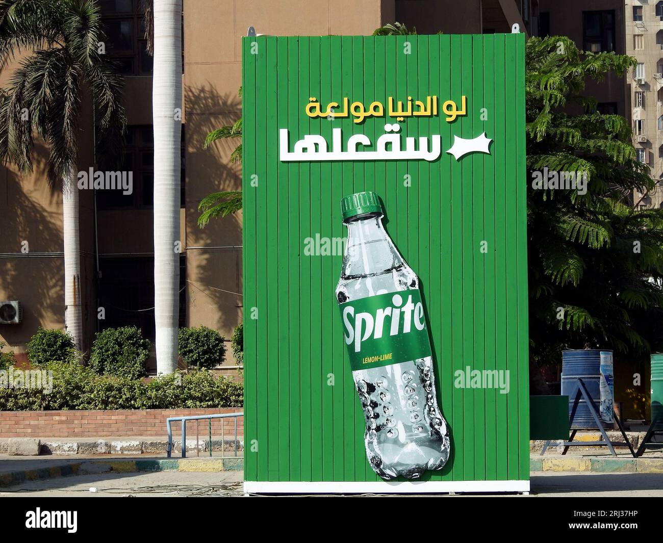 Kairo, Ägypten, 3. August 2023: Sprite Lemon Limone Advertising in the Street, ein Limetten-Getränk der Coca-Cola Company, Sprite was Stockfoto