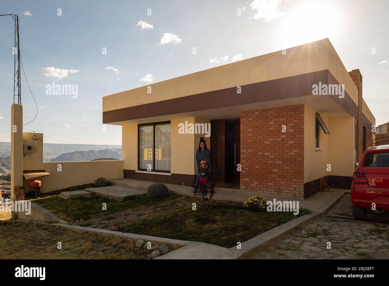 La Paz, La Paz, Bolivien – 15. August 2022: Junge Familie lächelt auf der Veranda ihres neuen modernen Hauses im Viertel Lomas de Achumani Stockfoto