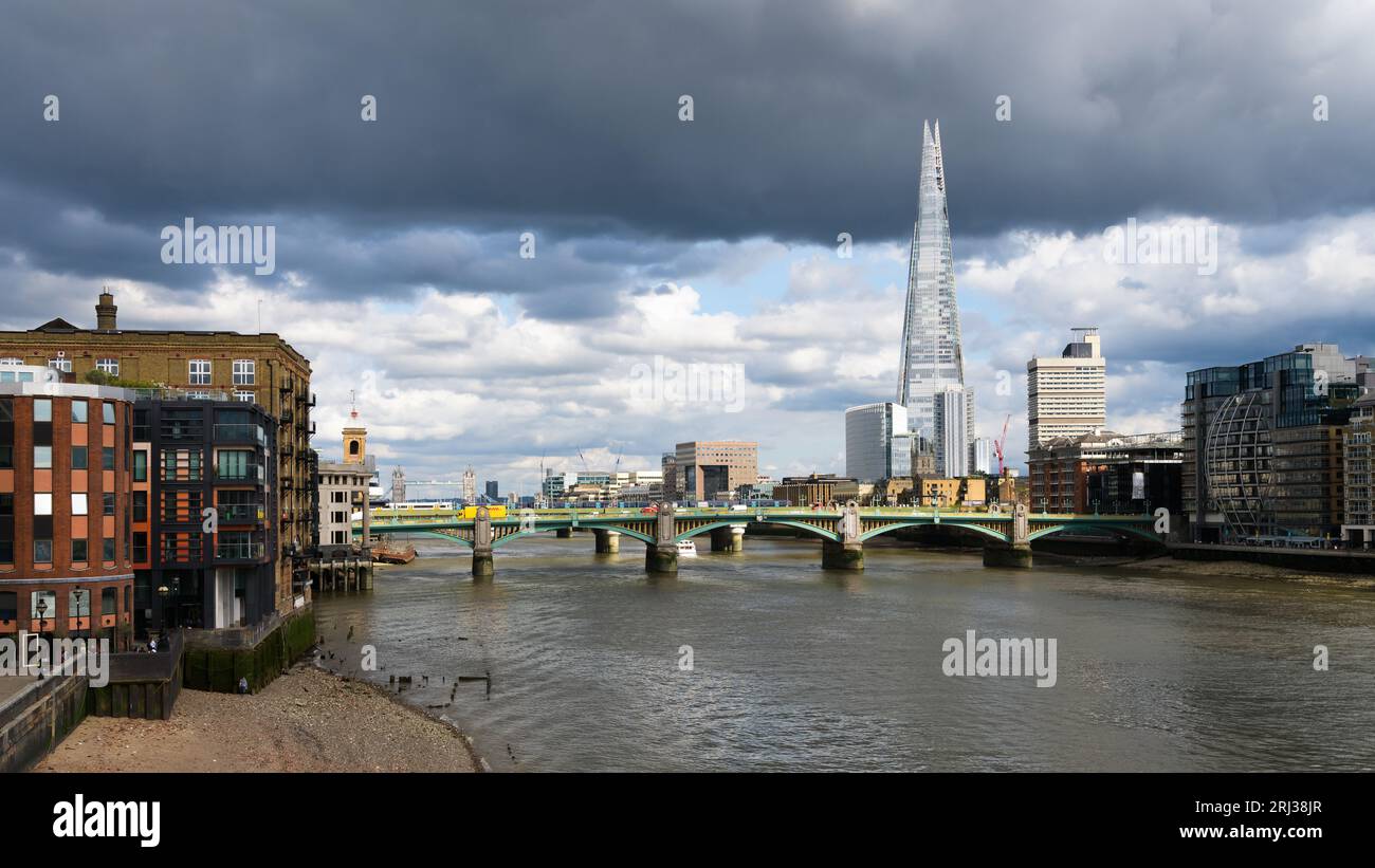 London, Großbritannien - 28. Juli 2023; The Shard and Southwark Bridge across River Thames an einem stimmungsvollen Sommertag Stockfoto
