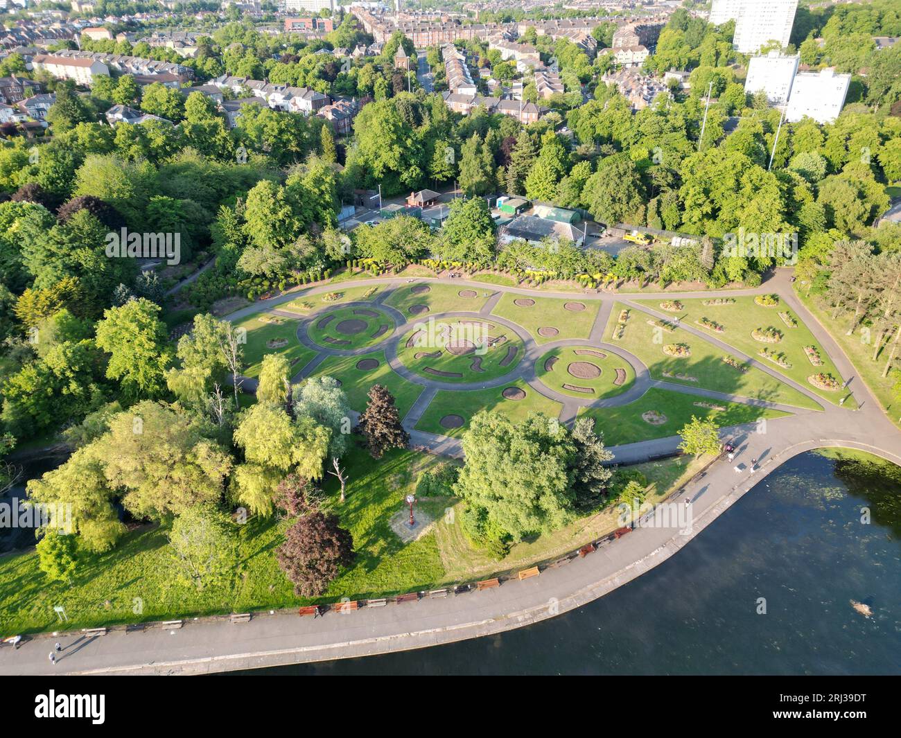 Ein landschaftlicher Park mit üppigem grünem Gras und einer Fülle von Bäumen Stockfoto