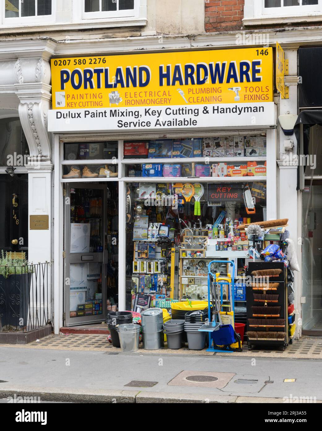 London, Großbritannien - 29. Juli 2023; Portland Hardware Traditional Construction Supply Shop in London Stockfoto