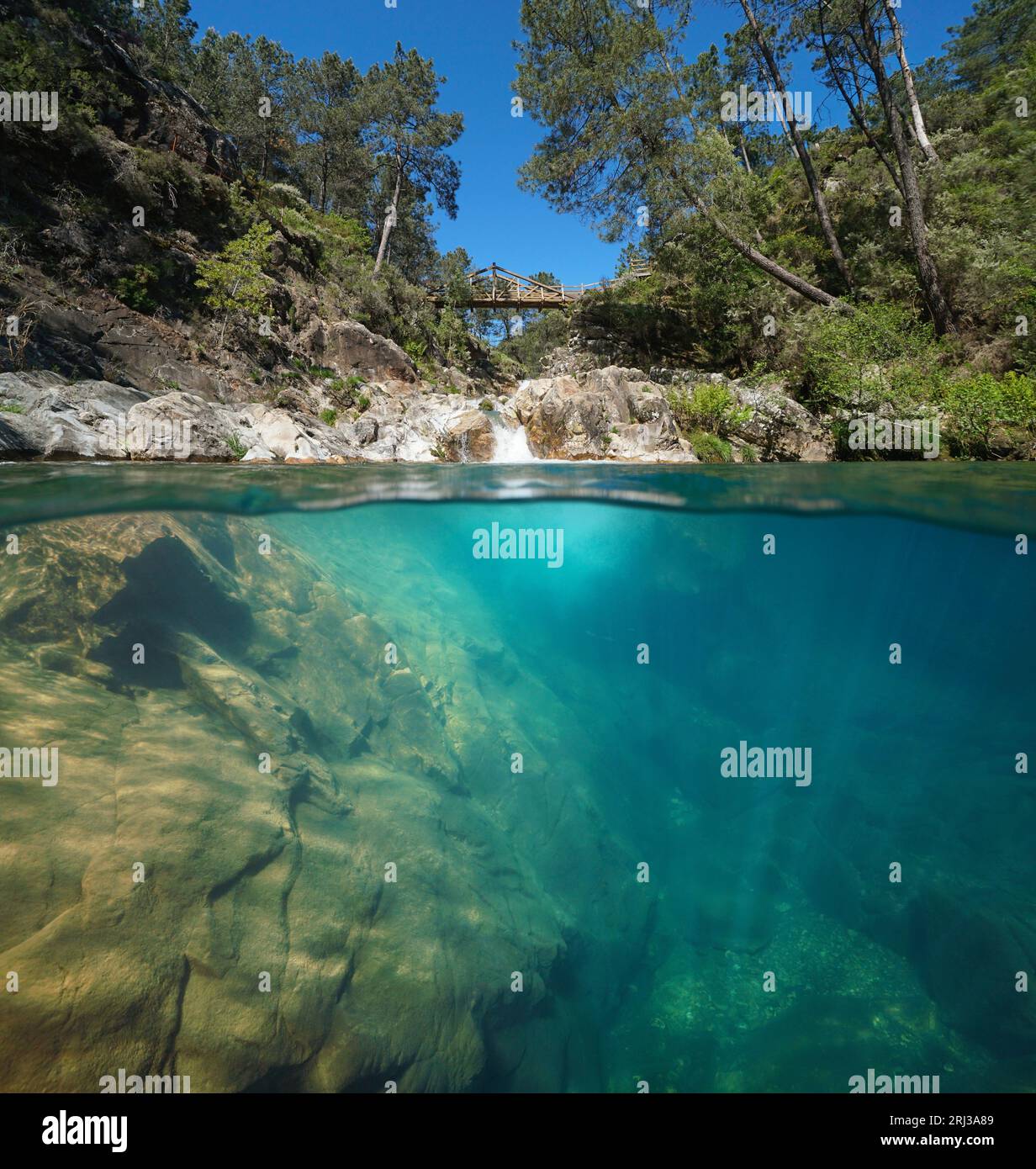 Naturbad in einem Fluss mit klarem Wasser, geteilter Blick über und unter Wasser, Naturschauplatz, Spanien, Galicien, Provinz Pontevedra, Pozo del Arco Stockfoto
