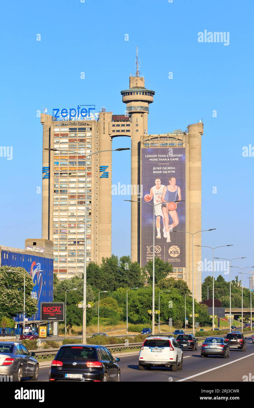Das Western City Gate (1977), auch Genex Tower genannt, von dem serbischen Architekten Mihajlo Mitrovic im brutalistischen Stil, in Belgrad, Serbien Stockfoto