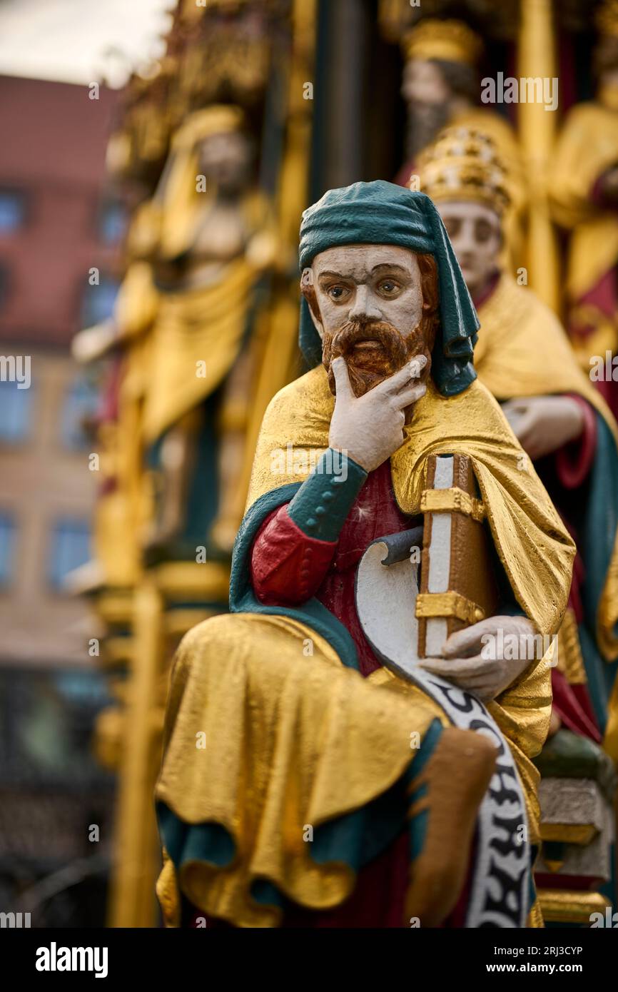 Eine lebensgroße Bronzestatue Jesu Christi ist mit einem Buch in einer Hand versehen Stockfoto