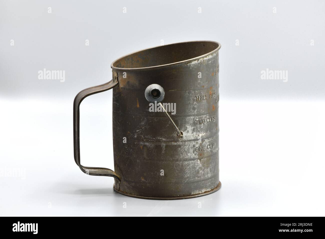 Ein alter, aber funktioneller Mehlsieb. Stockfoto