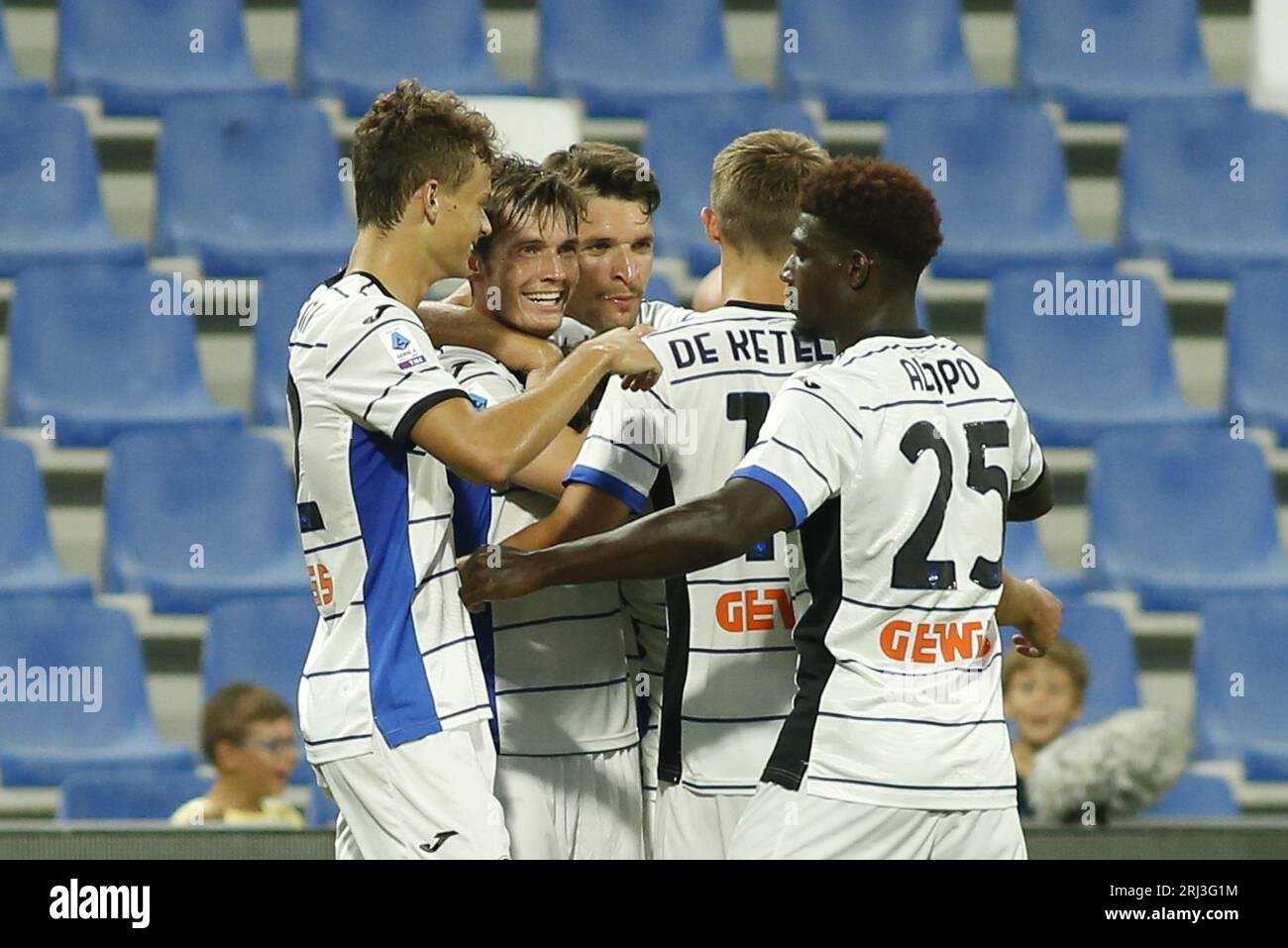Reggio Emilia, Italien. August 2023. Nadir Zortea von Atalanta BC feiert das Tor mit dem Team während des Spiels US Sassuolo gegen Atalanta FC, 1Â° Serie A Tim 2023-24 im Mapei Stadium - Citta del Tricolore in Reggio Emilia (RE), Italien, am 20. August 2023. Quelle: Unabhängige Fotoagentur/Alamy Live News Stockfoto