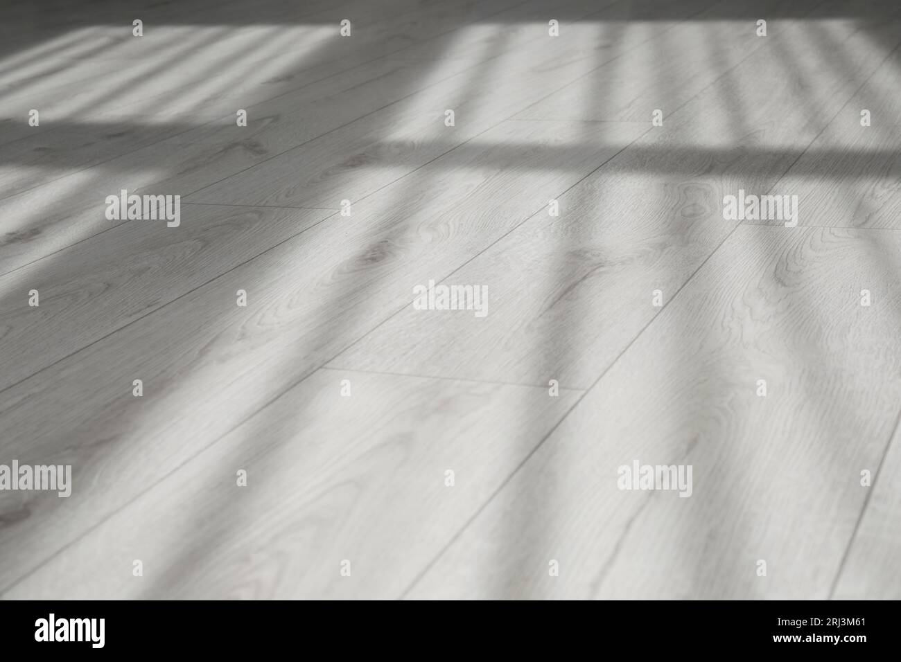 Schatten vom Fenster und Vorhänge auf weißem Laminatboden Stockfoto