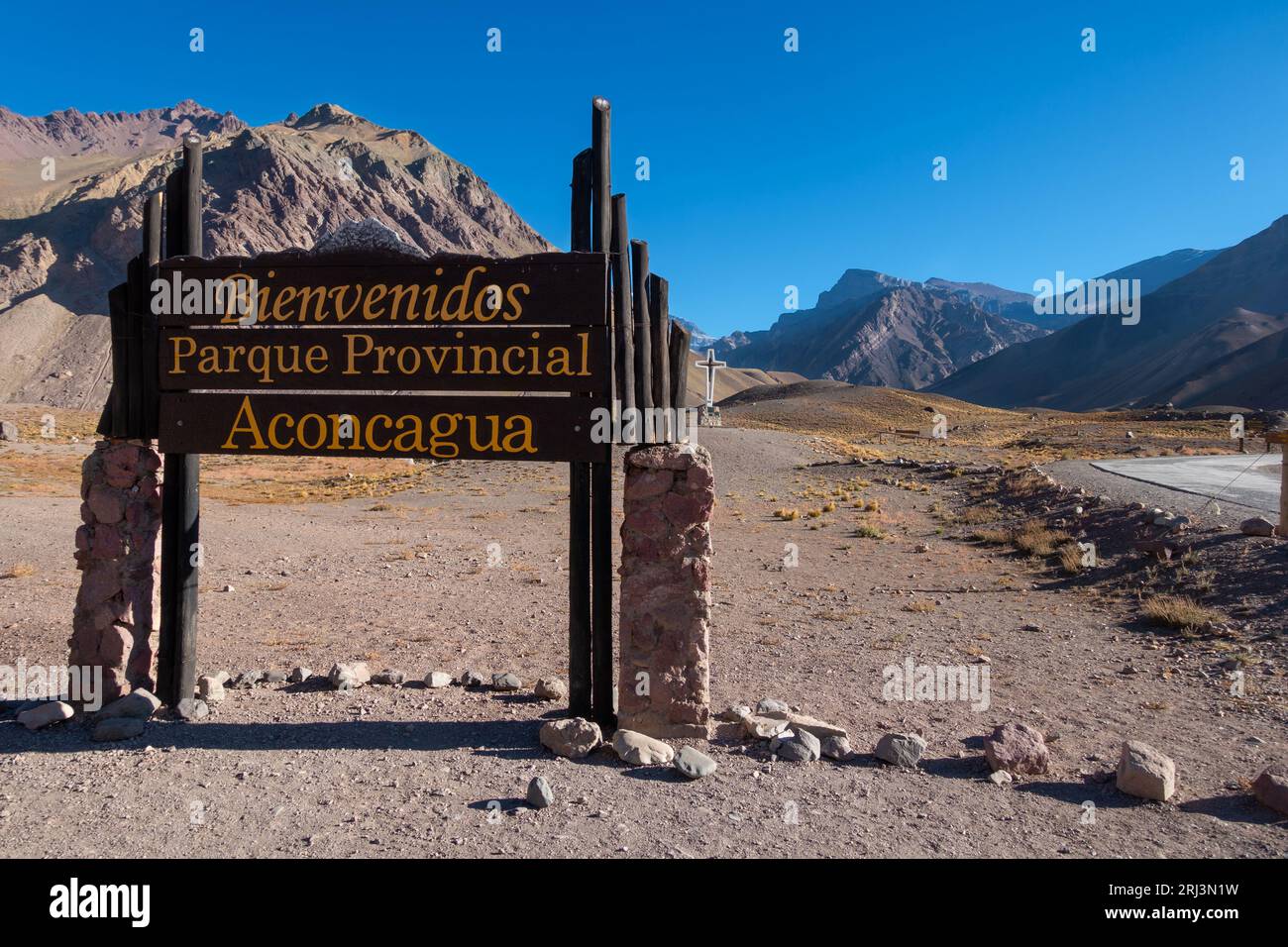 Willkommen Holzbrett Post am Eingang zum Mount Aconcagua Provincial Park. Landschaftlich Reizvolle Landschaft, Anden Mountain Range, Argentinien Stockfoto