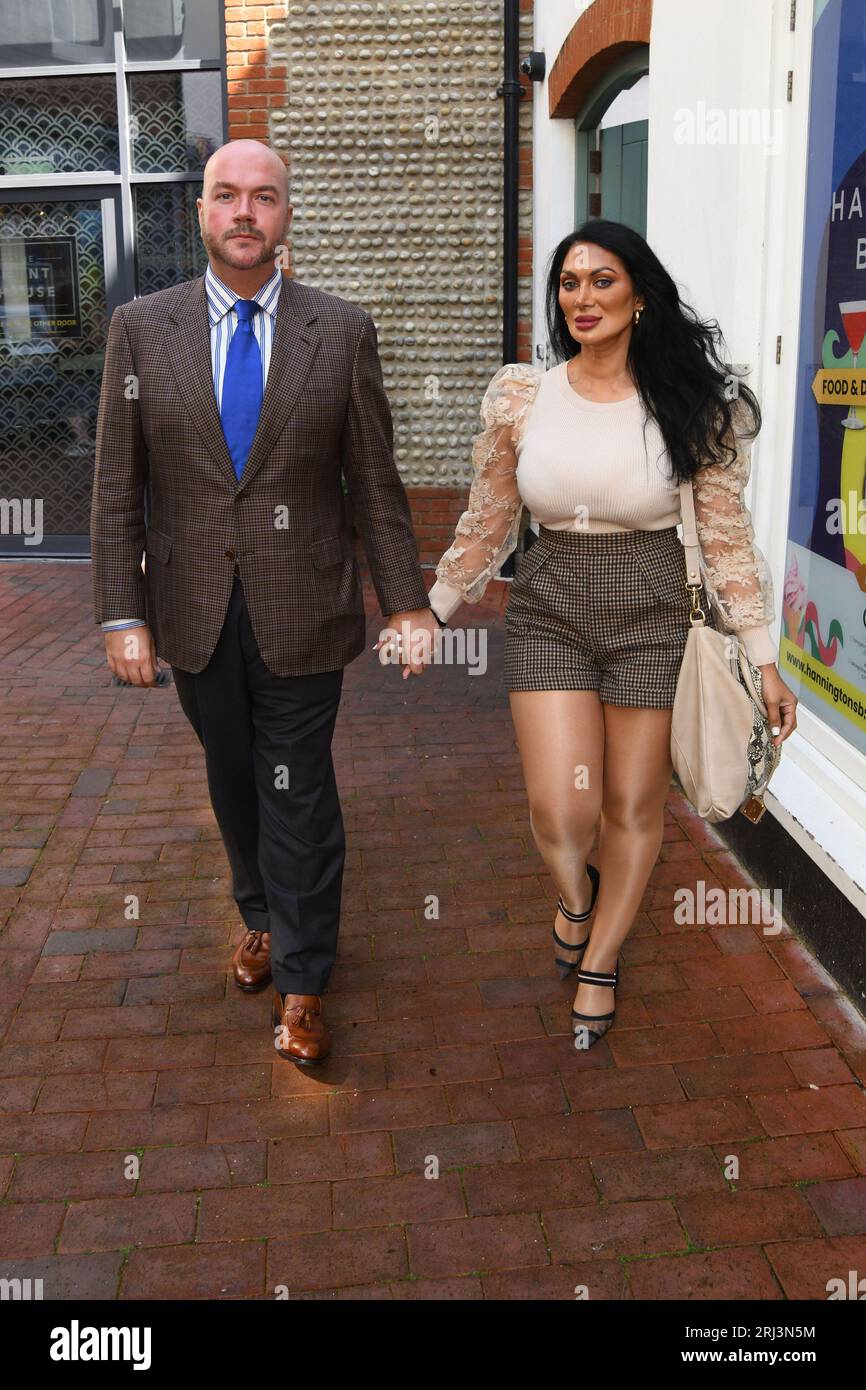 Schauspielerin Jeanine Nerissa Sothcott vor dem romantischen Mittagessen in den Lanes in Brighton Stockfoto