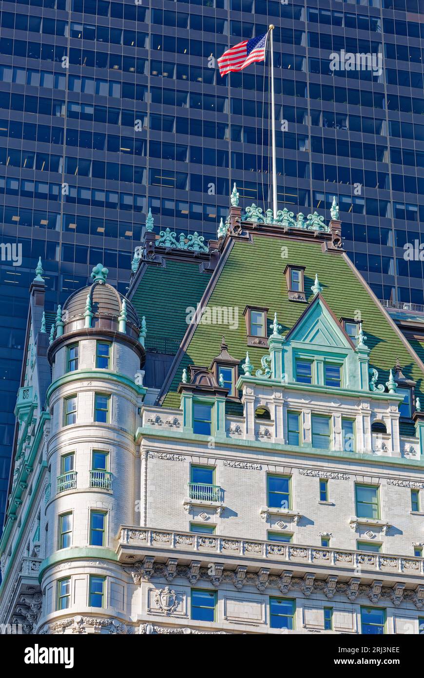 Das Plaza, ein Wahrzeichen von New York City, wurde von Henry J. Hardenbergh im Stil des französischen Renaissance Revival entworfen. Das Solow-Gebäude mit Glasfassade bildet die Kulisse. Stockfoto