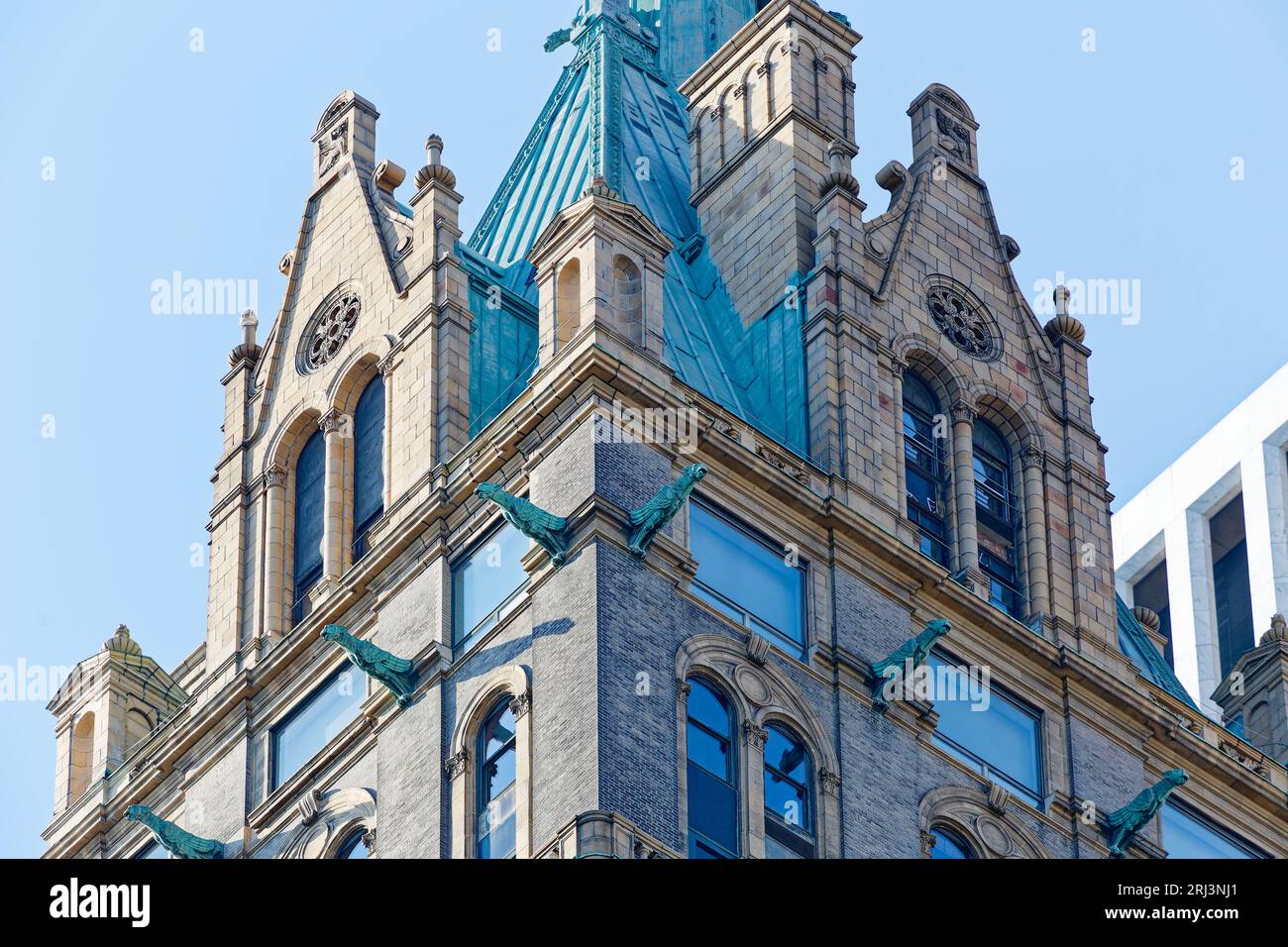 Das New York City Wahrzeichen Sherry Netherland ist ein neoromanischer Turm mit unzähligen Wasserspeiern mit Blick auf die Grand Army Plaza und das Plaza Hotel. Stockfoto