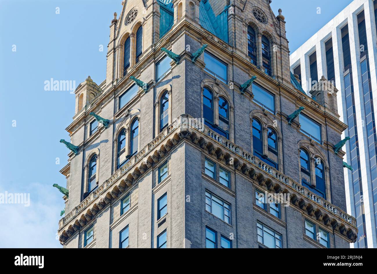 Das New York City Wahrzeichen Sherry Netherland ist ein neoromanischer Turm mit unzähligen Wasserspeiern mit Blick auf die Grand Army Plaza und das Plaza Hotel. Stockfoto