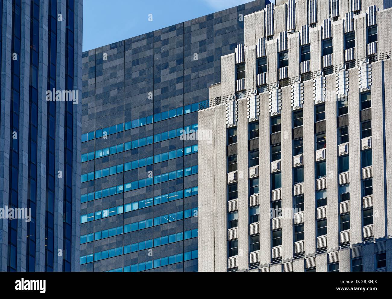 Die Fensterbänder brechen die schwarz-graue Granitfassade des IBM-Gebäudes auf, das vom General Motors Building und der Fifth Avenue 745 eingerahmt wird. Stockfoto