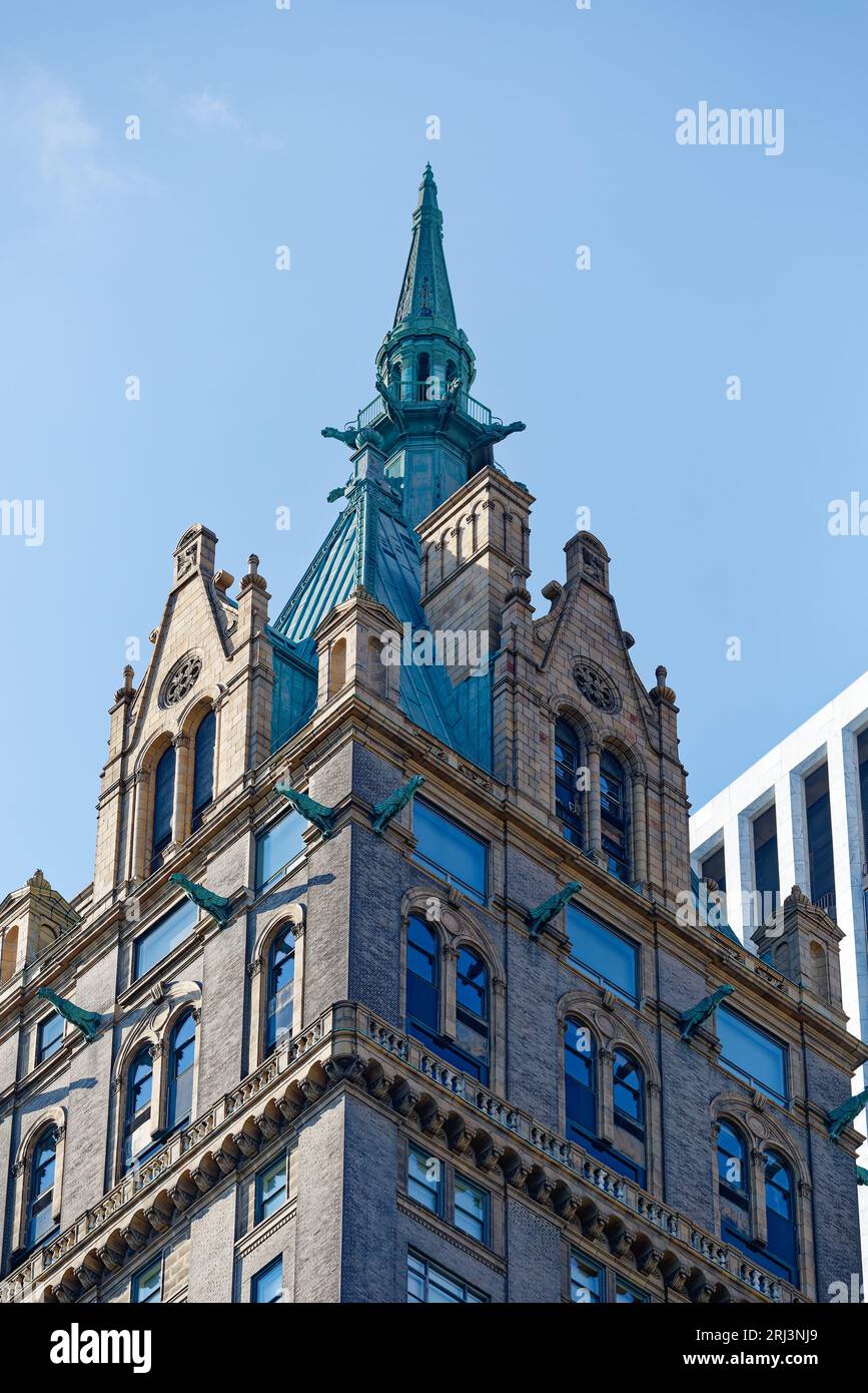 Das New York City Wahrzeichen Sherry Netherland ist ein neoromanischer Turm mit unzähligen Wasserspeiern mit Blick auf die Grand Army Plaza und das Plaza Hotel. Stockfoto