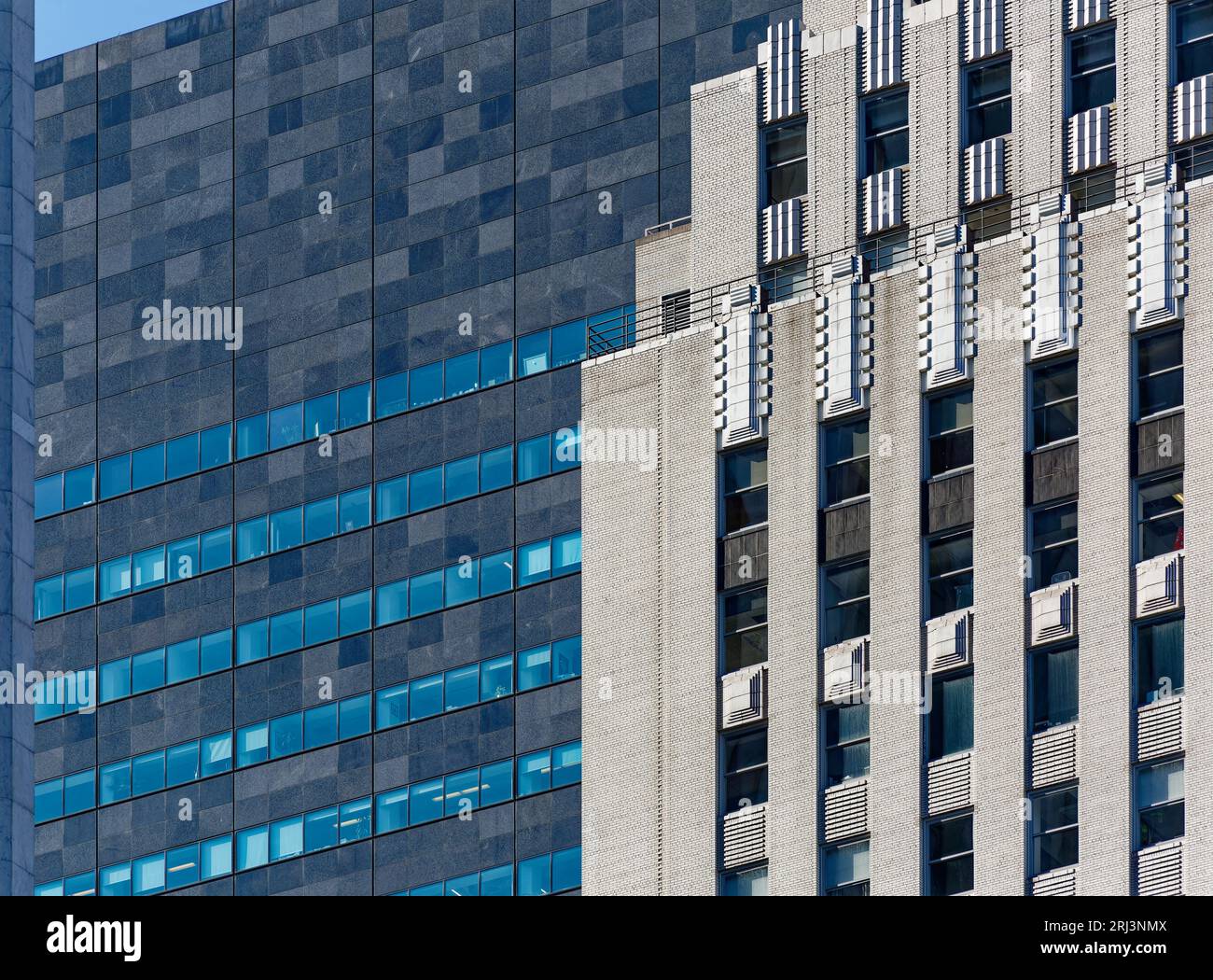 Die Fensterbänder brechen die schwarz-graue Granitfassade des IBM Building auf; weiße Ziegel und Stein 745 Fifth Avenue bilden einen starken Kontrast. Stockfoto