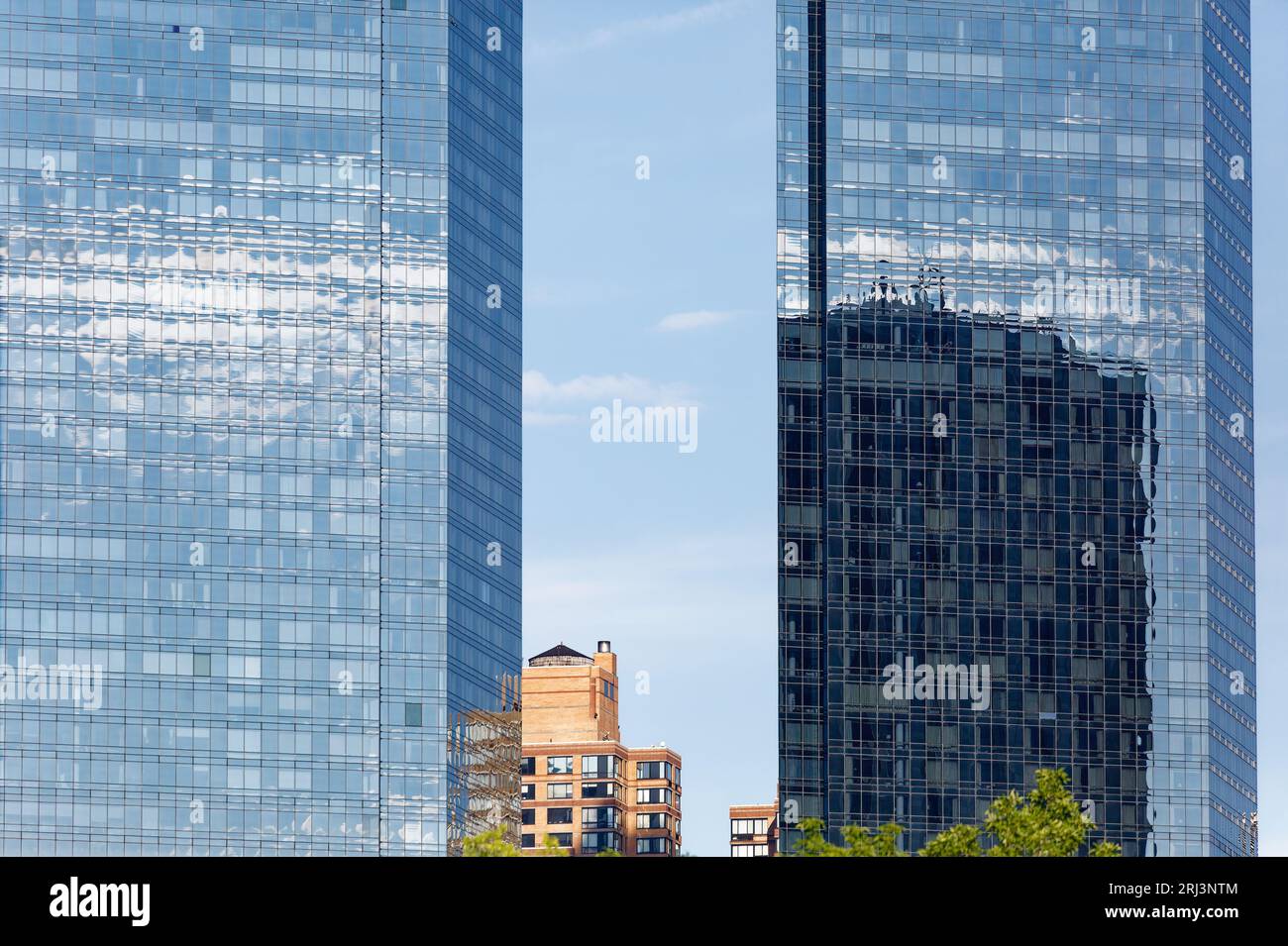 Die Türme des Deutschen Bank Center (ehemals Warner Center) waren durch eine Zonenbeschränkung bestimmt, die einen Blick durch das Gelände an der 59th Street erforderte. Stockfoto