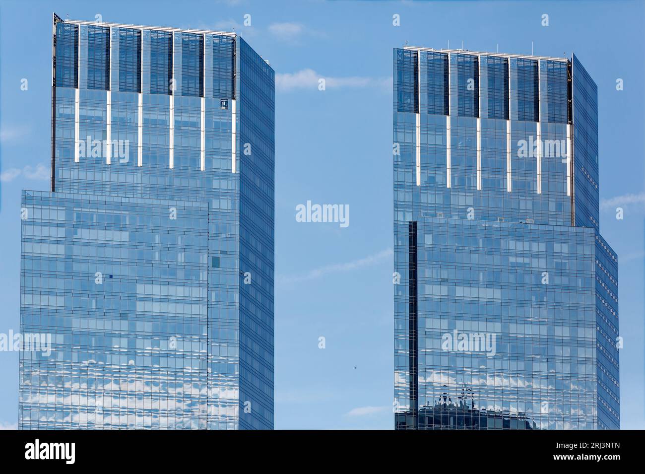 Die Türme des Deutschen Bank Center (ehemals Warner Center) waren durch eine Zonenbeschränkung bestimmt, die einen Blick durch das Gelände an der 59th Street erforderte. Stockfoto