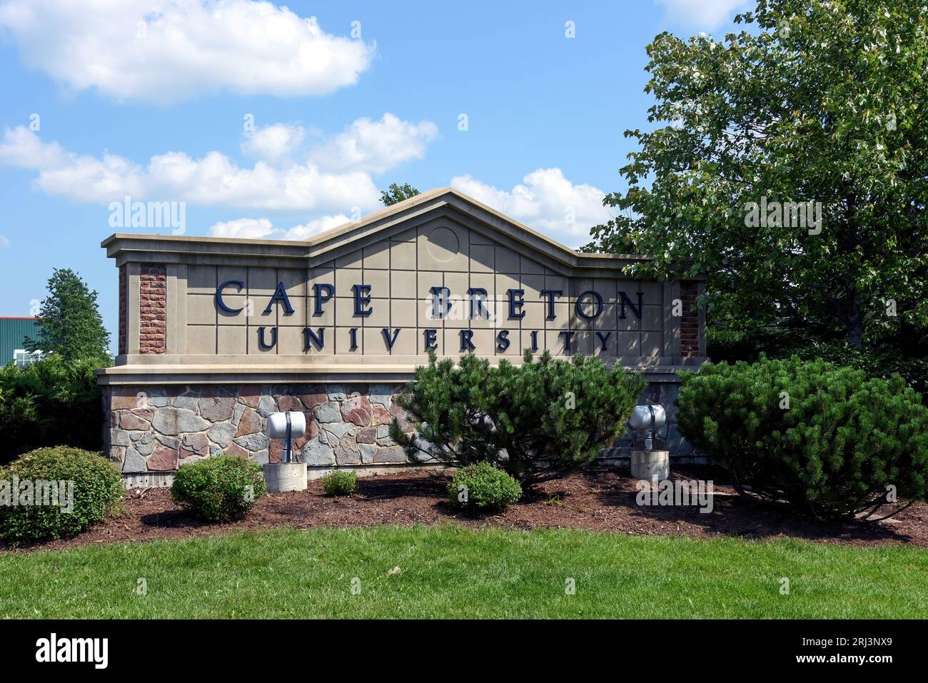 Sydney, Kanada - 28. Juli 2023: Zeichen für die Cape Breton University, eine öffentliche, gemeinsame Universität in der Nähe von Sydney, Nova Scotia. Sie wurde kürzlich bekannt gegeben Stockfoto