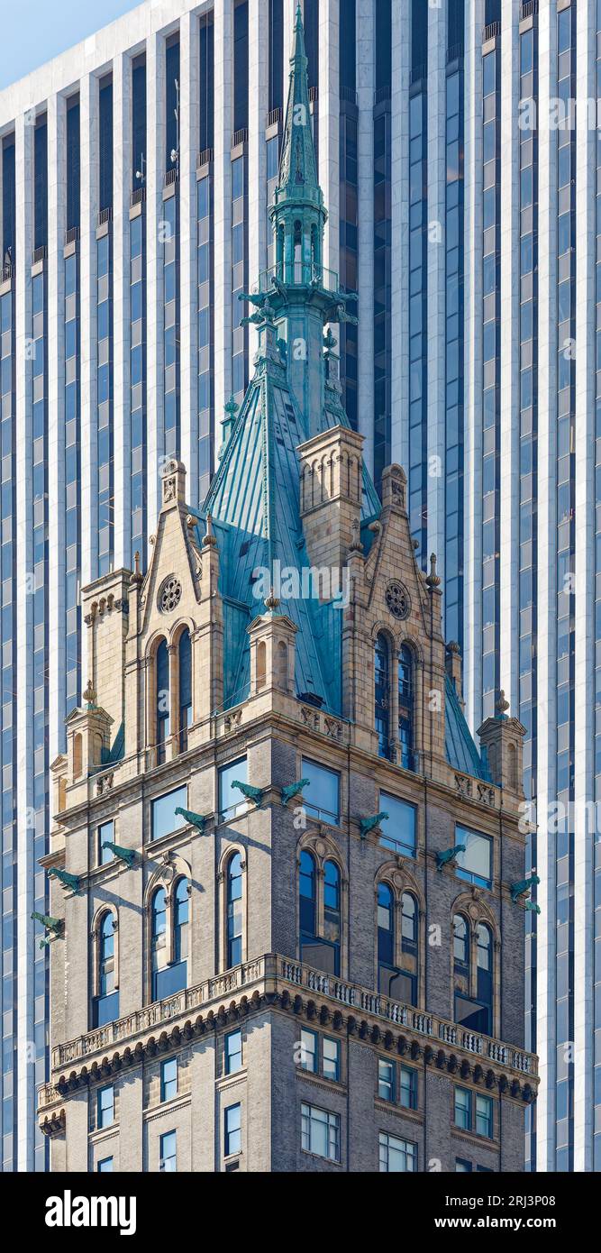 Das New York City Wahrzeichen Sherry Netherland ist ein neoromanischer Turm mit unzähligen Wasserspeiern mit Blick auf die Grand Army Plaza und das Plaza Hotel. Stockfoto