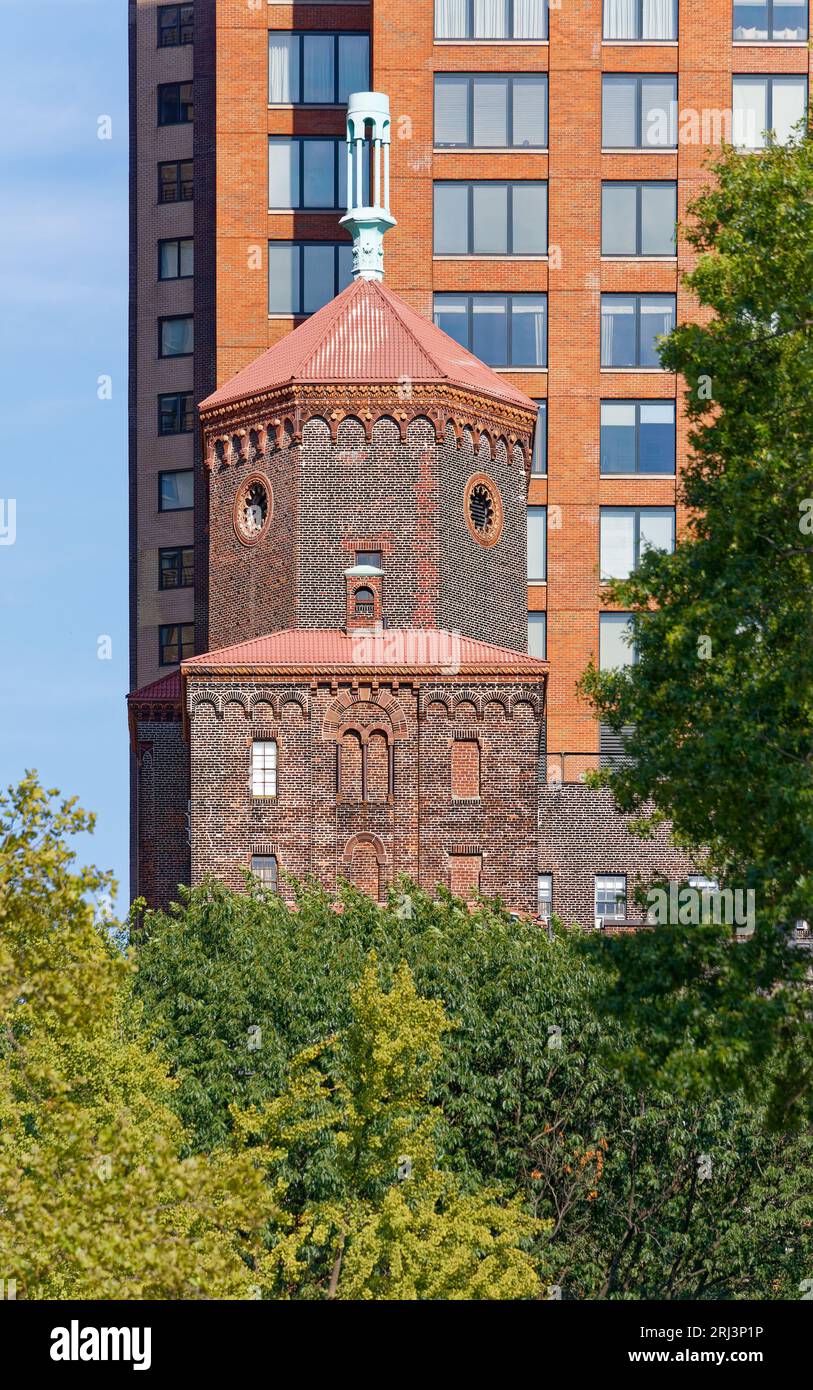 Einige Details des New Yorker Wahrzeichen West Side YMCA, 5 West 63rd Street, können nur vom Inneren des Central Park aus gesehen werden. Stockfoto