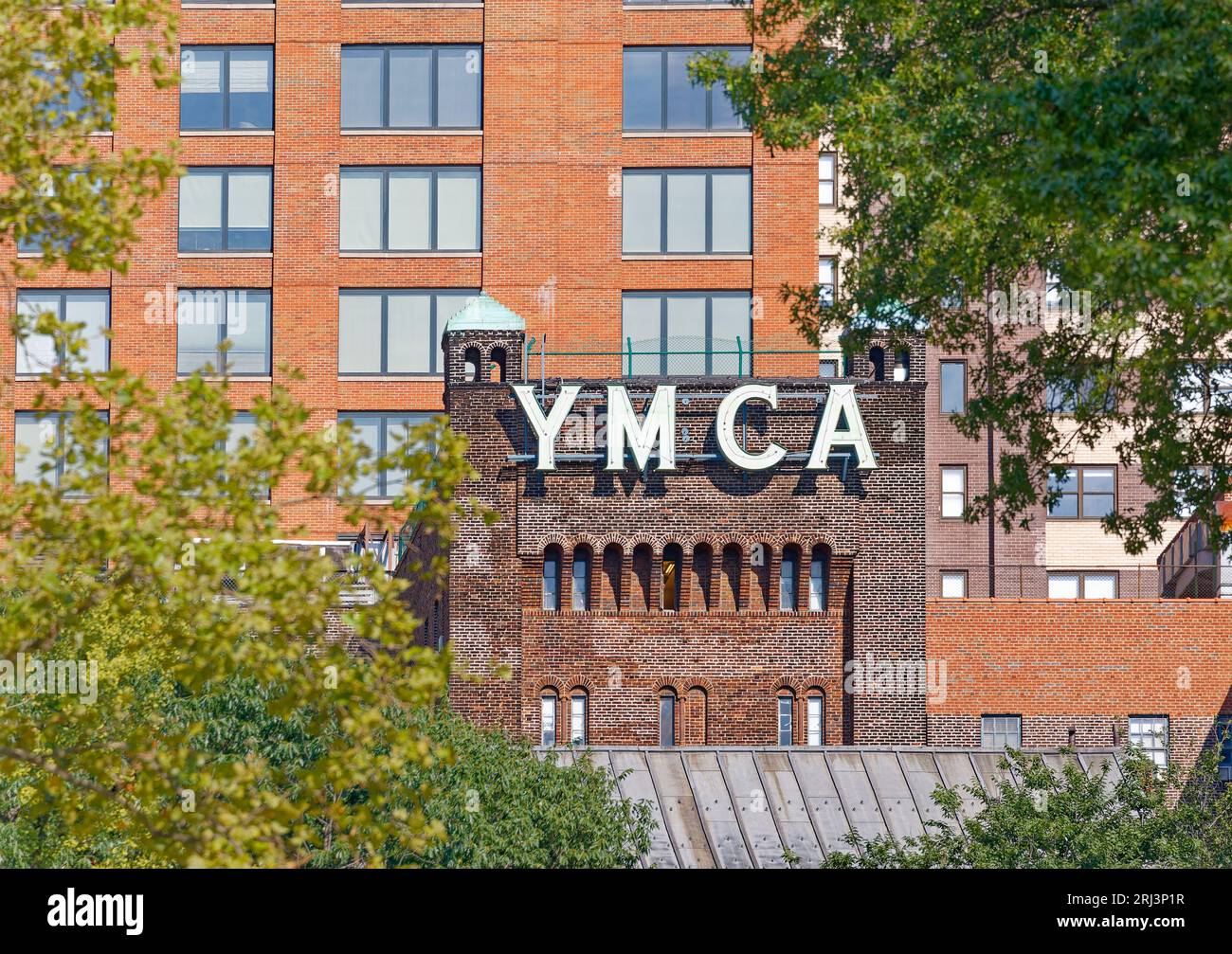Einige Details des New Yorker Wahrzeichen West Side YMCA, 5 West 63rd Street, können nur vom Inneren des Central Park aus gesehen werden. Stockfoto