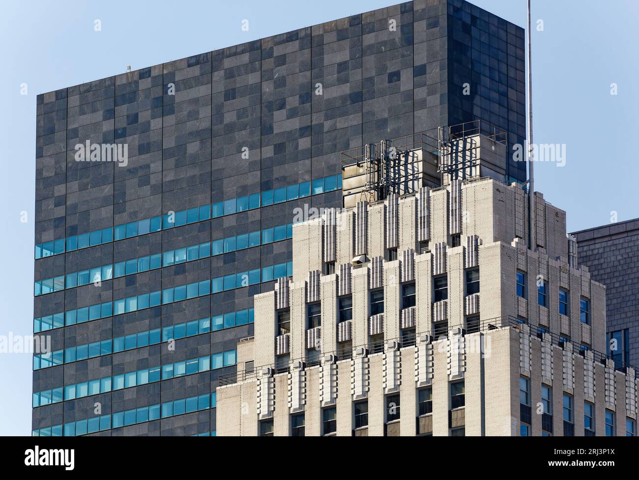 Die Fensterbänder brechen die schwarz-graue Granitfassade des IBM Building auf; weiße Ziegel und Stein 745 Fifth Avenue bilden einen starken Kontrast. Stockfoto