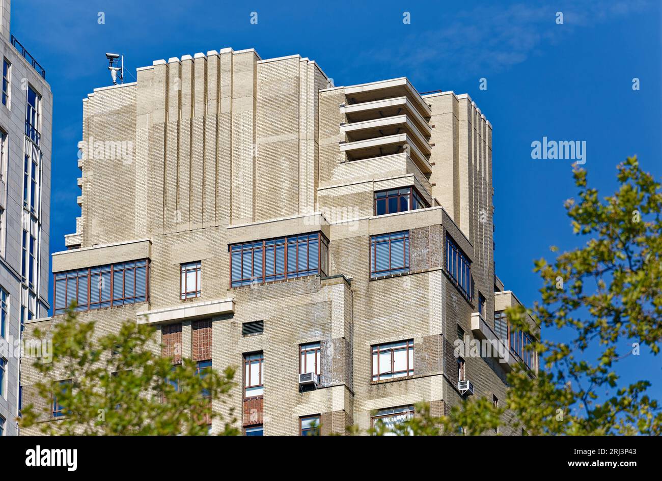 Die Century Apartments in New York City sind fast ausschließlich durch polychromes Mauerwerk im Art déco-Stil gestaltet. Stockfoto
