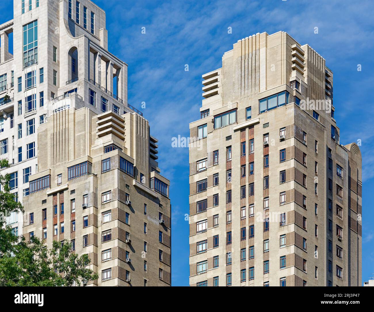 Die Century Apartments in New York City sind fast ausschließlich durch polychromes Mauerwerk im Art déco-Stil gestaltet. Stockfoto