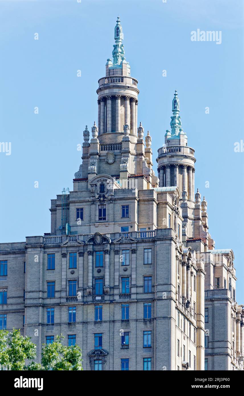 New York City Wahrzeichen San Remo, eines der berühmten zweitürmigen Wohnhäuser, entworfen von Emery Roth. Stockfoto