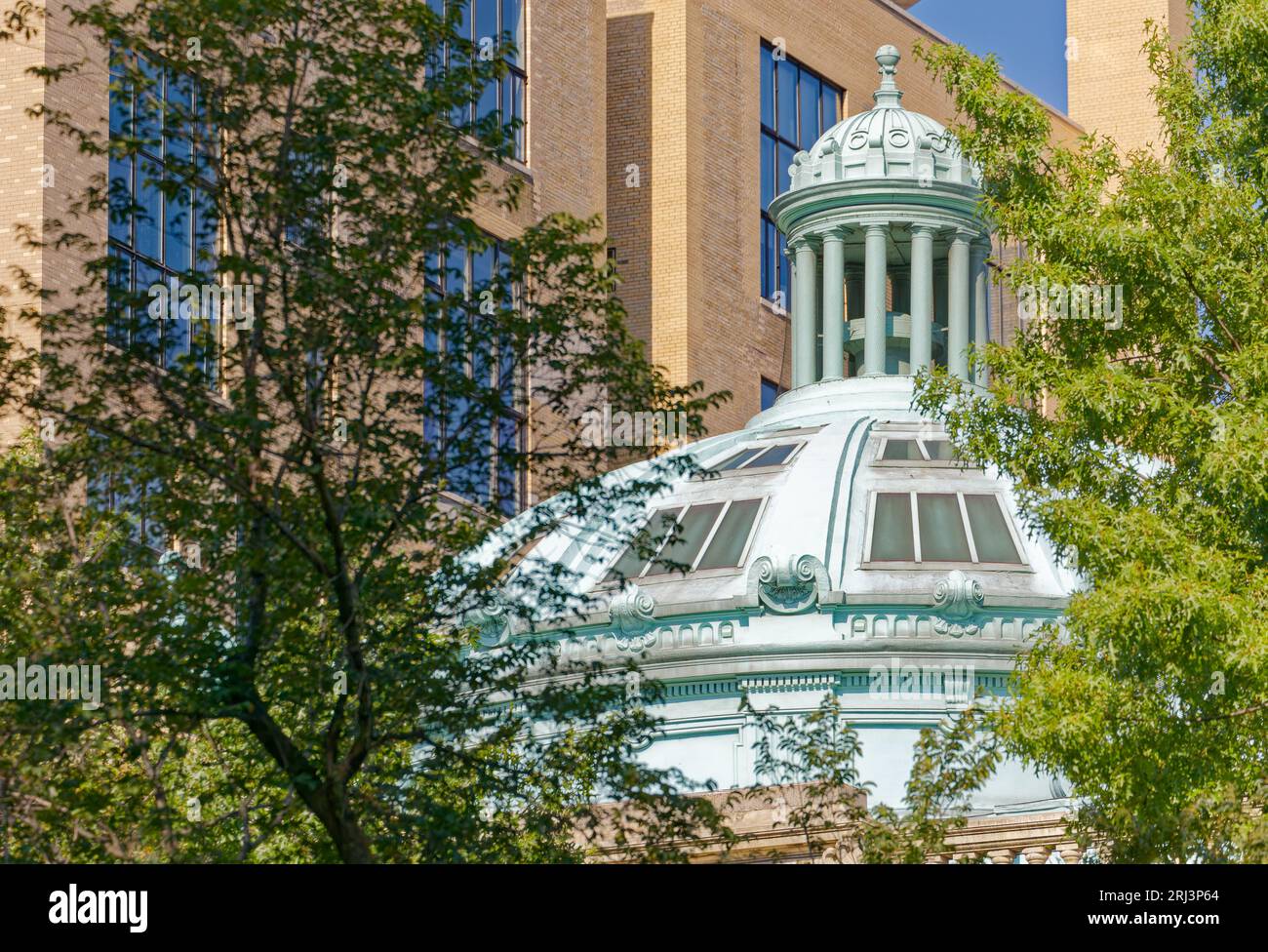 Die Kuppel des New Yorker Wahrzeichen First Church of Christ, Scientist ist am besten von der anderen Seite der Avenue im Central Park aus zu sehen. Stockfoto