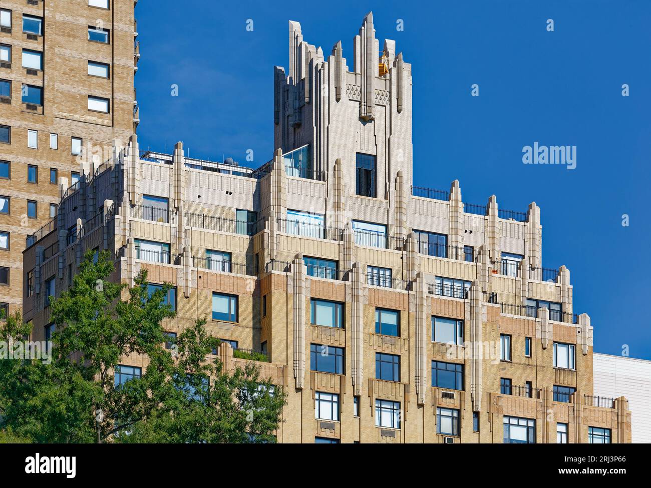 New York City Landmark 55 Central Park West ist mit Ziegeln und Gusssteinen verkleidet, die ihren Farbton von rot-orangefarbener Basis zu fast weißer Krone ändern. Stockfoto