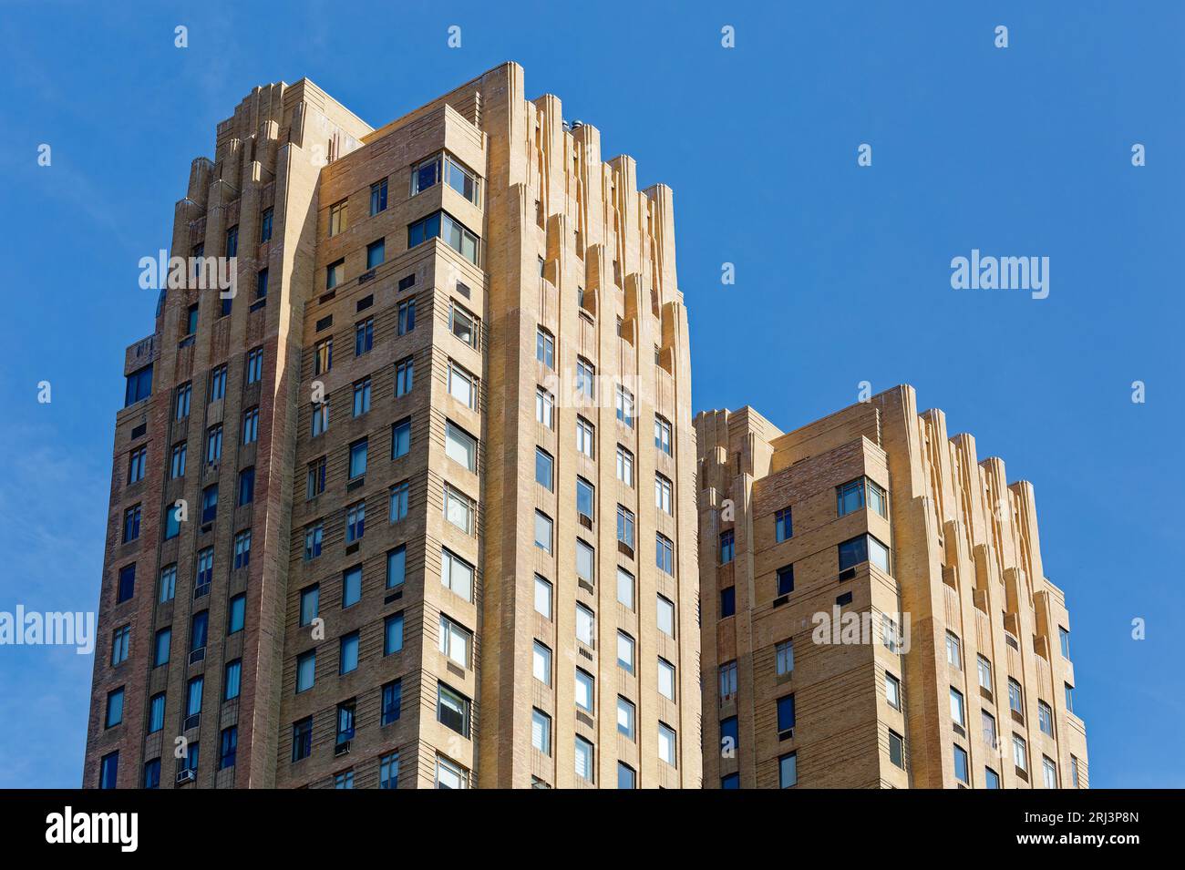 Majestic Apartments hat seinen Art déco-Stil durch polychromes Mauerwerk erreicht, ähnlich wie der Architekt Irwin Chanin's Century Apartments, neun Blocks südlich. Stockfoto