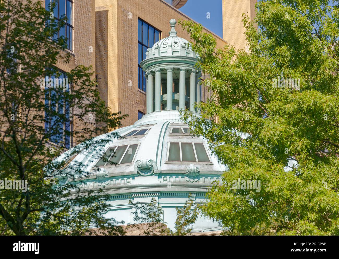 Die Kuppel des New Yorker Wahrzeichen First Church of Christ, Scientist ist am besten von der anderen Seite der Avenue im Central Park aus zu sehen. Stockfoto