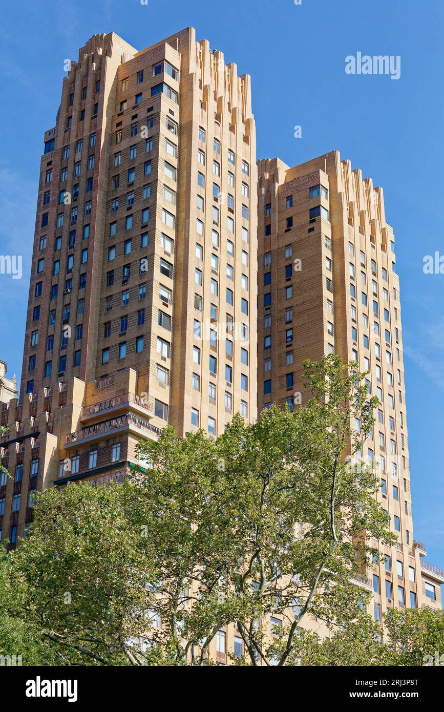 Majestic Apartments hat seinen Art déco-Stil durch polychromes Mauerwerk erreicht, ähnlich wie der Architekt Irwin Chanin's Century Apartments, neun Blocks südlich. Stockfoto