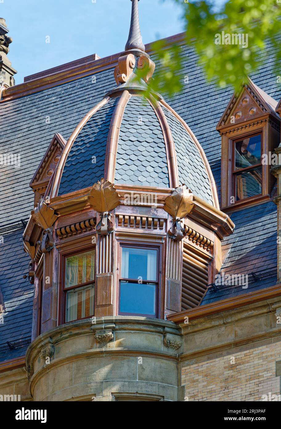 Detail des neu restaurierten Daches in der Dakota, 1 West 72nd Street. Die frische (2016) Kupferverkleidung war noch nicht verwittert. Stockfoto