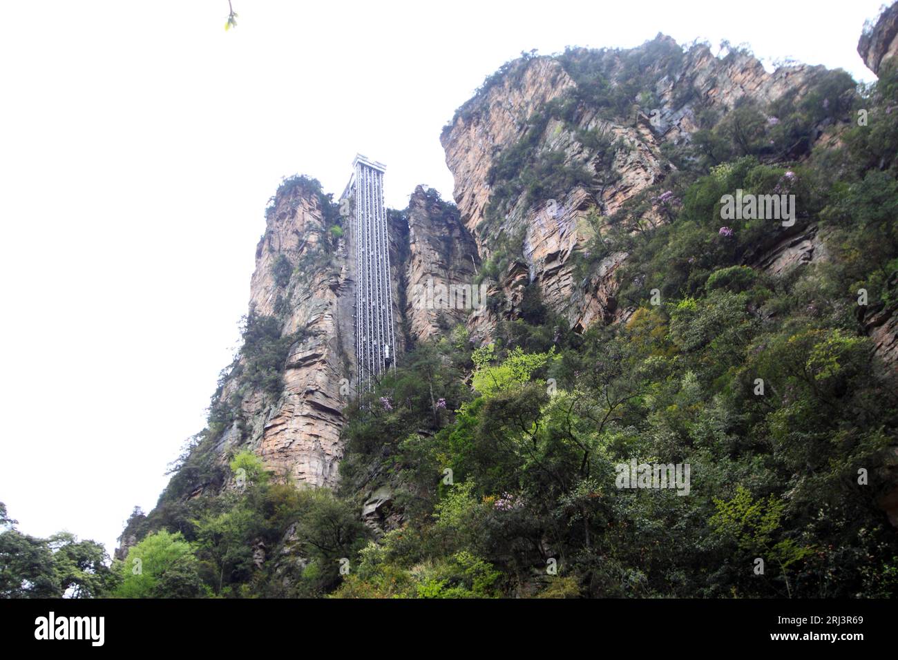 Zhangjiajie City, 13. April: Bailong Elevator Building Landscape am 13. April 2012, Zhangjiajie City, Hunan, China Stockfoto