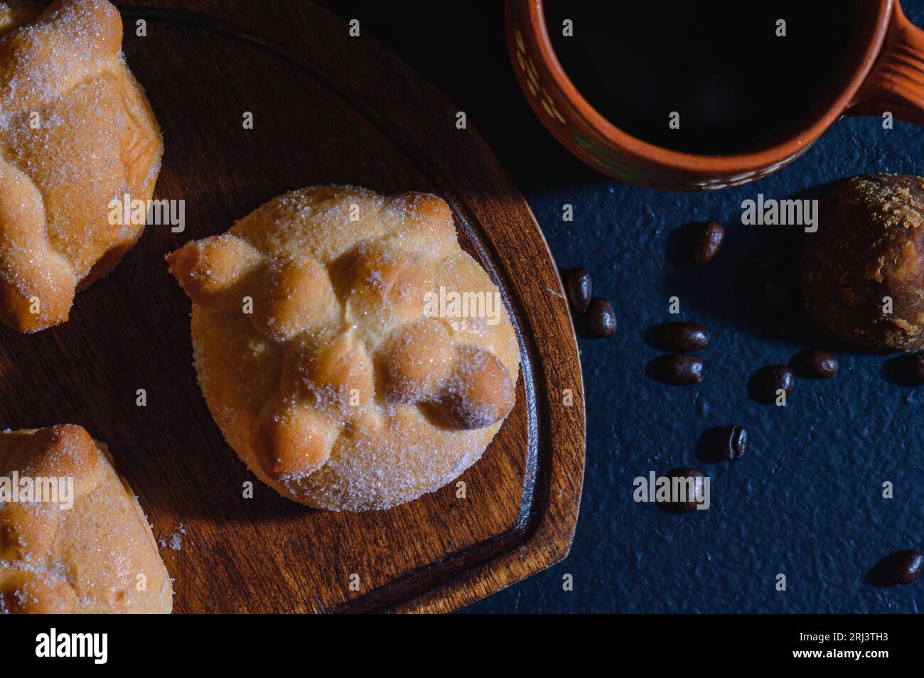 Traditionelles mexikanisches Pan de Muerto. Brot der Toten gemacht für den Tag der Toten Stockfoto