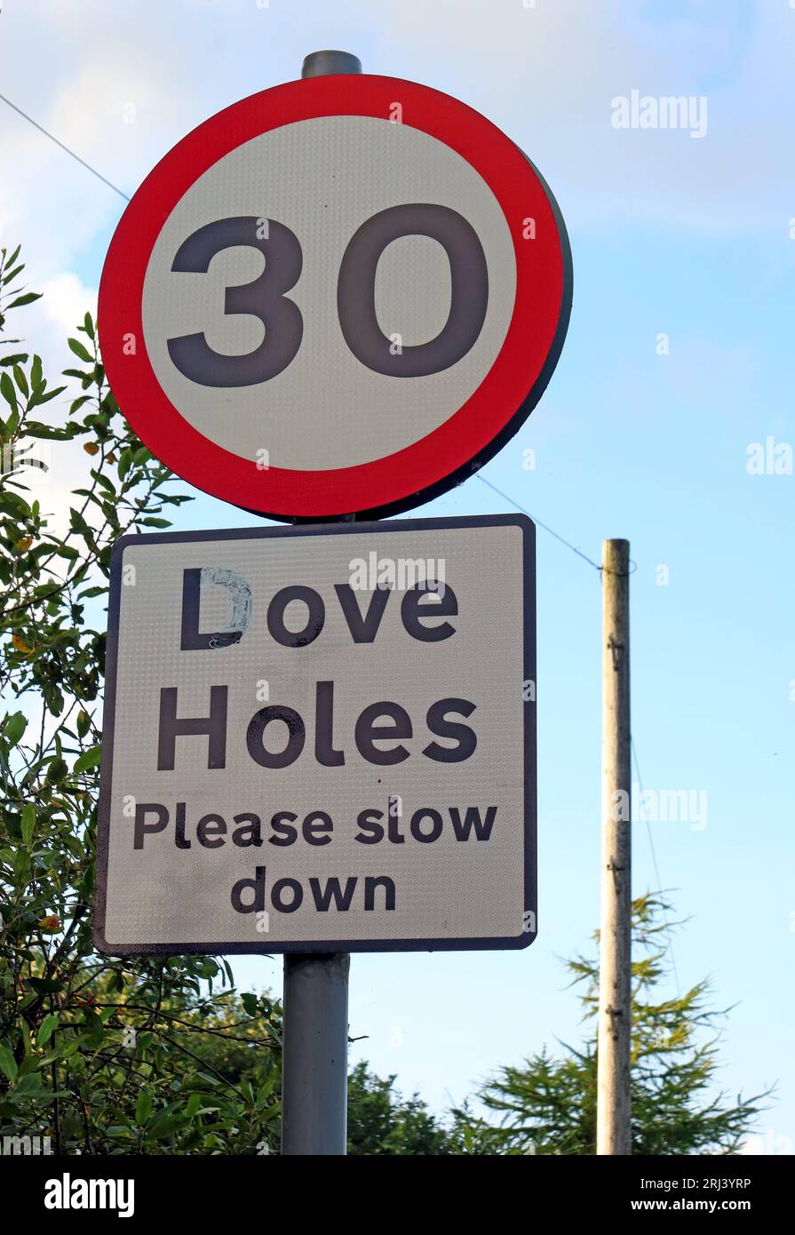 Dove Holes Defaced Love Holes-Schild, beim Eintritt in das Dorf, von Buxton Rd, Dove Holes, Buxton, High Peak, ENGLAND, UK, SK17 8DW Stockfoto