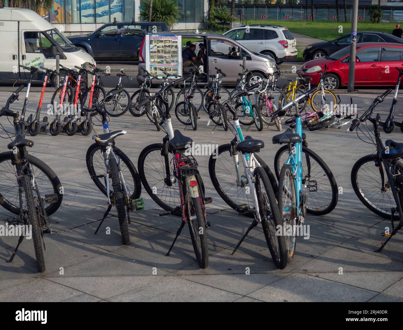Batumi, Georgia. 08.13.2023 Vermietung verschiedener Fahrräder in Batumi. Urlaub im Resort. Unterhaltungsoption. Lokale Unternehmen. Fahrradrikschas. Gehen Sie Stockfoto