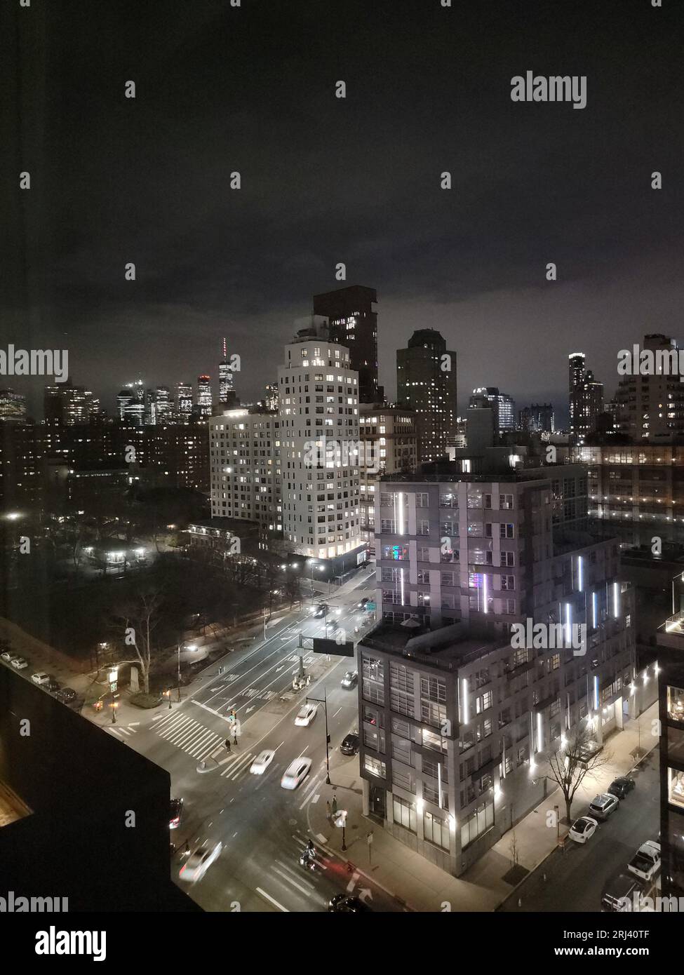 Luftaufnahme der Kreuzung von Tillary Street und Flatbush Avenue in Downtown Brooklyn, New York City, mit Blick auf das World Trade Center in Manhattan Stockfoto